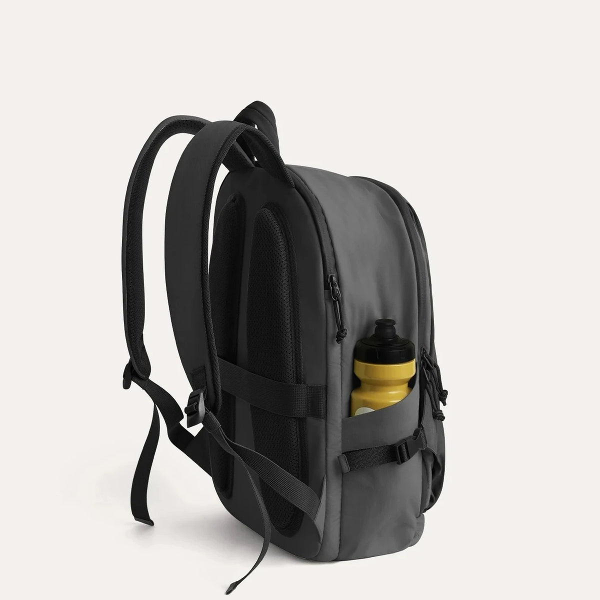 Mochila de Viagem Feminina 25 L com Bolsa Pequena Bags Mart Cor Preto — vista lateral com bolso para garrafa na cor Preto