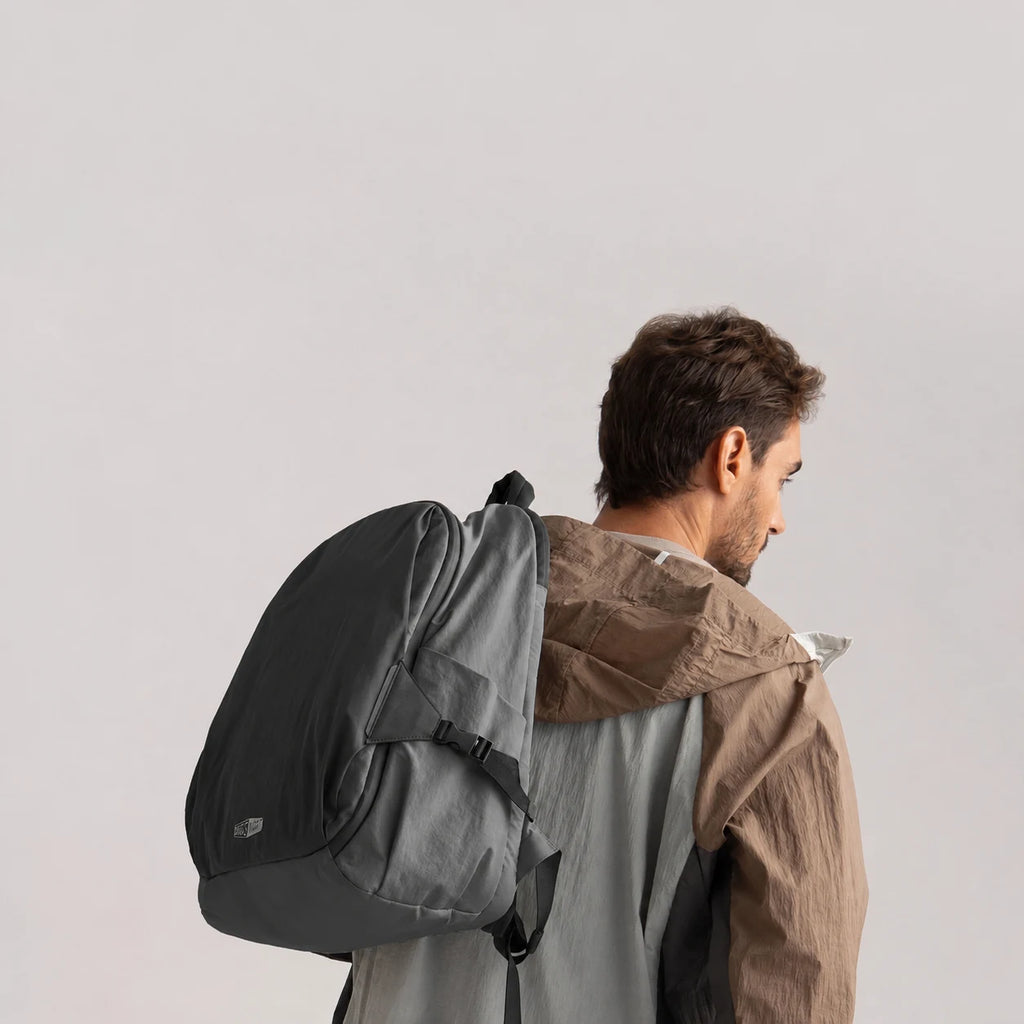Mochila de Viagem Feminina 25 L com Bolsa Pequena Bags Mart Cor Preto — produto em uso na cor Preto