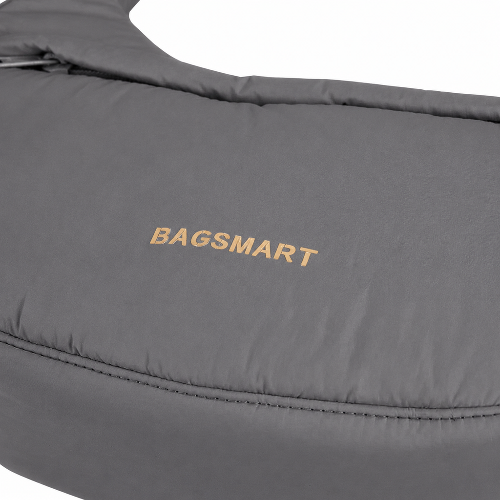 Bolsa Transversal Bags Mart Cinza - Detalhe do logo